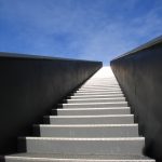 weiße Treppe zum Himmel zum Thema Rückführung / Reinkarnation