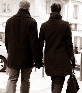 Rückenansicht eines Paares schwarz weiß Thema Beziehungsprobleme